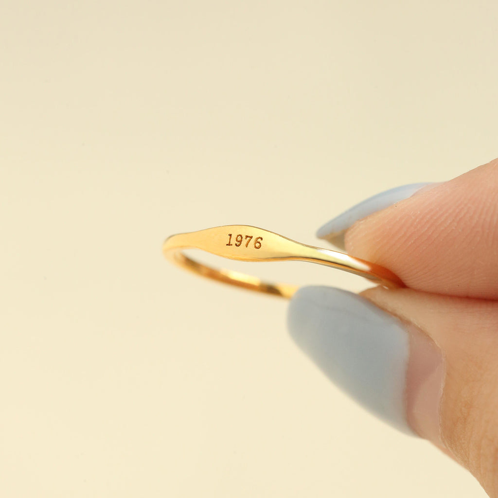 Tiny Signet Ring - LOULOUROSE