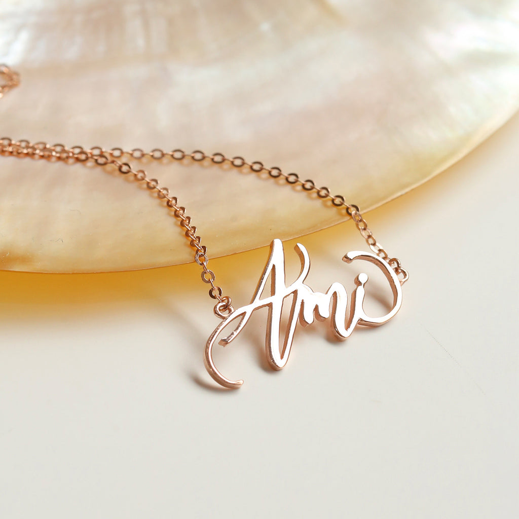Calligraphy Nameplate Necklace - LOULOUROSE