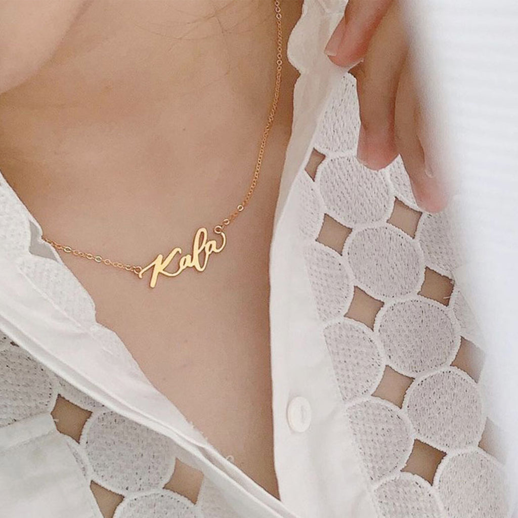 Calligraphy Nameplate Necklace - LOULOUROSE