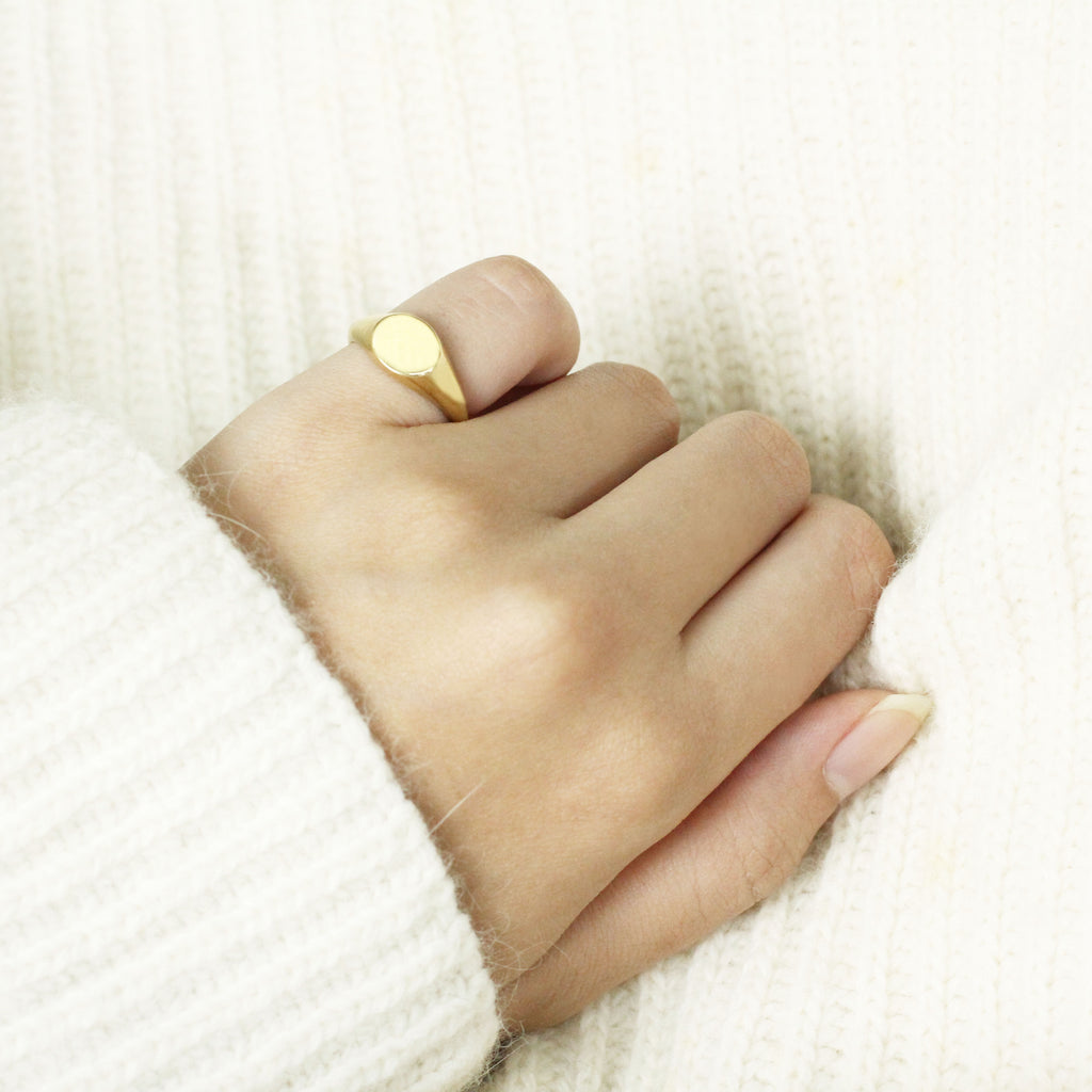 Petite Oval Signet Ring - LOULOUROSE