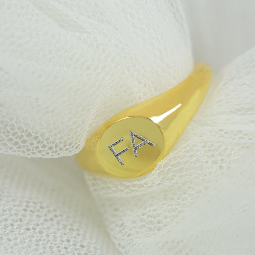 Petite Oval Signet Ring - LOULOUROSE